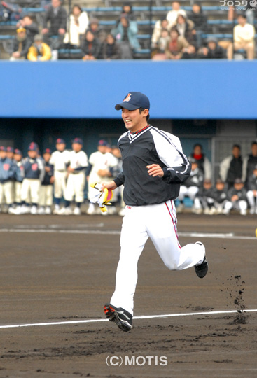 アン・ジェウク率いる「チェミサマ」が阪神タイガースOBチームと親善試合