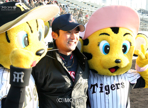 アン・ジェウク率いる「チェミサマ」が阪神タイガースOBチームと親善試合