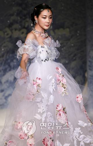 【写真ニュース】チェ・ジウ、ファッションショーに出演